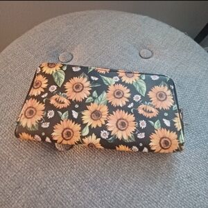 NOBO Blk Sunflower Daisy Zip Front Wallet